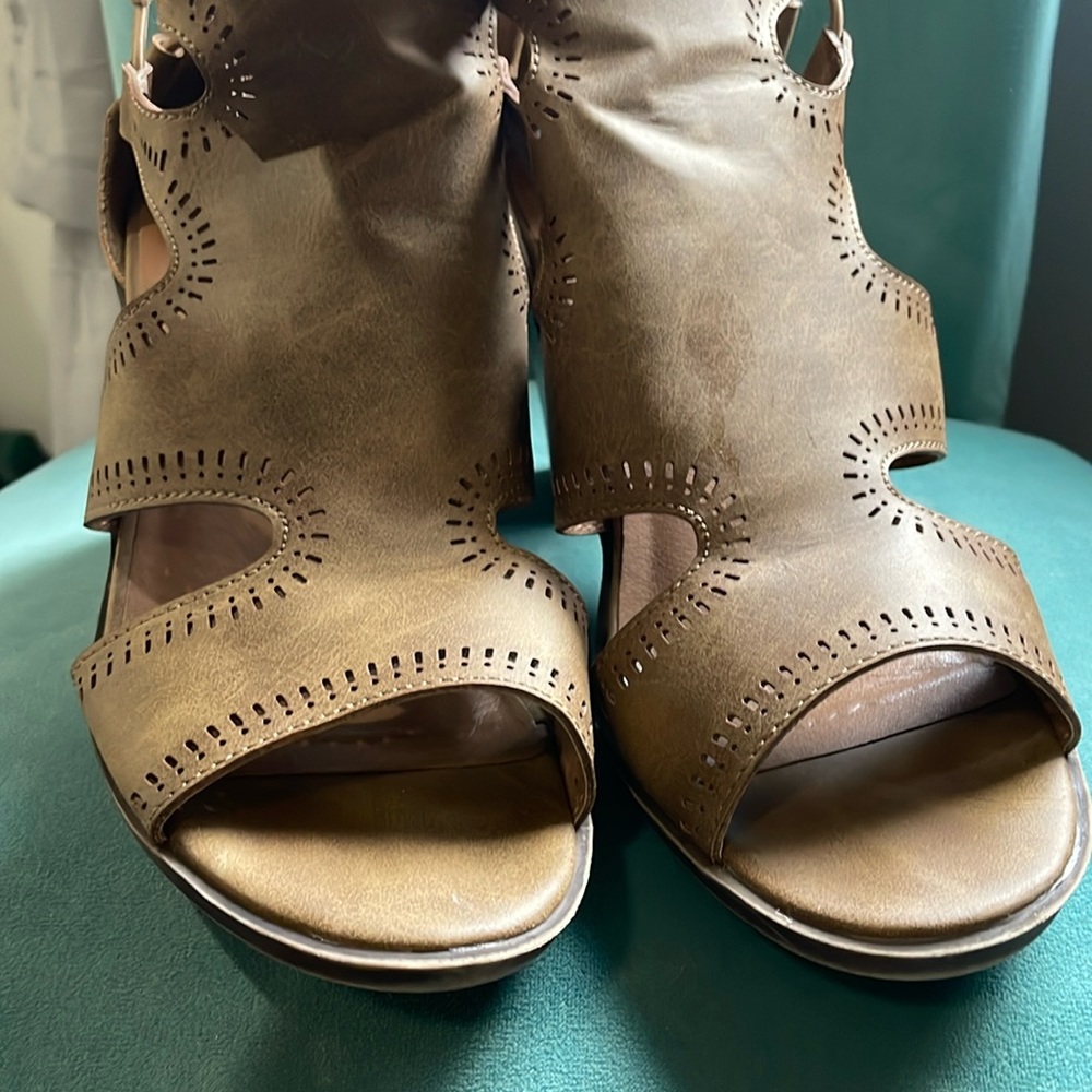 Brown/tan heeled sandals